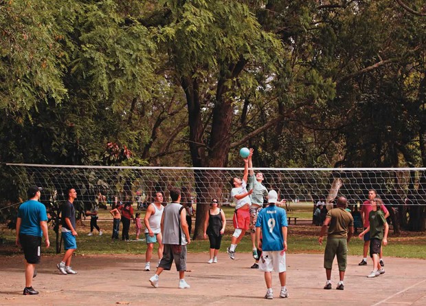 Um Grupo De Pessoas Jogando Vôlei Em Uma Quadra Ao Ar Livre No Complexo De  Vellore Fort Fotografia Editorial - Imagem de exterior, atividade: 257218432