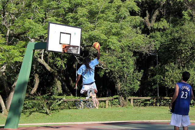 Pessoas jogando basquete 3x3 no Ibirapuera - Esportes para se